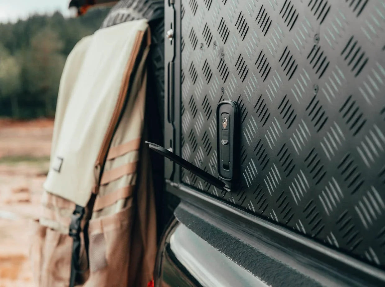 Push Button Lock Cover - by Alu Cab