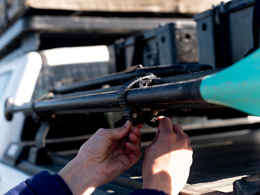 Ratcheting Shovel, Paddle, Round Handle Roof Rack Mount - By Front Runner