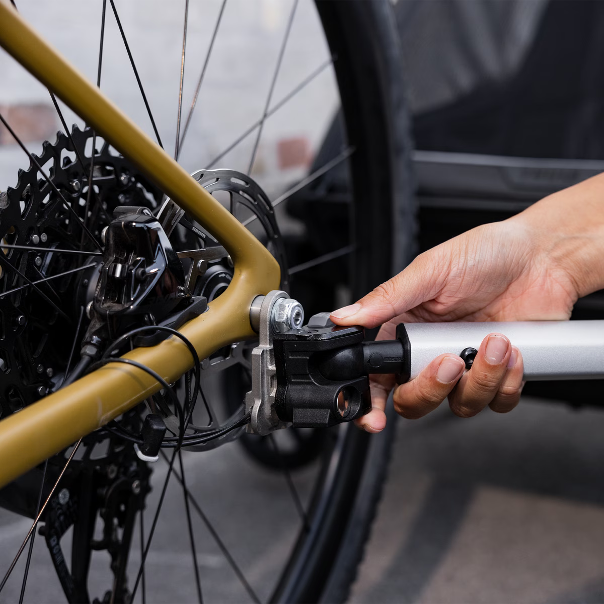 Axle mount ezHitch plate - by Thule